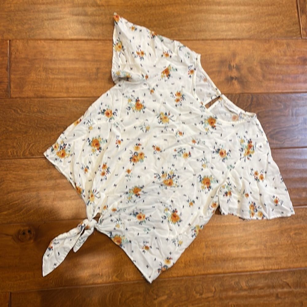 Socialite Cropped Tie Front Tee With Warm Tone Flower Print size XS